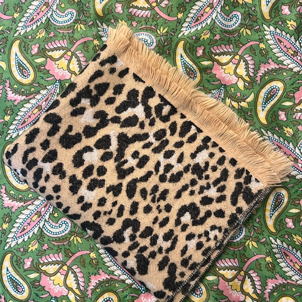 GAP- cheetah print scarf